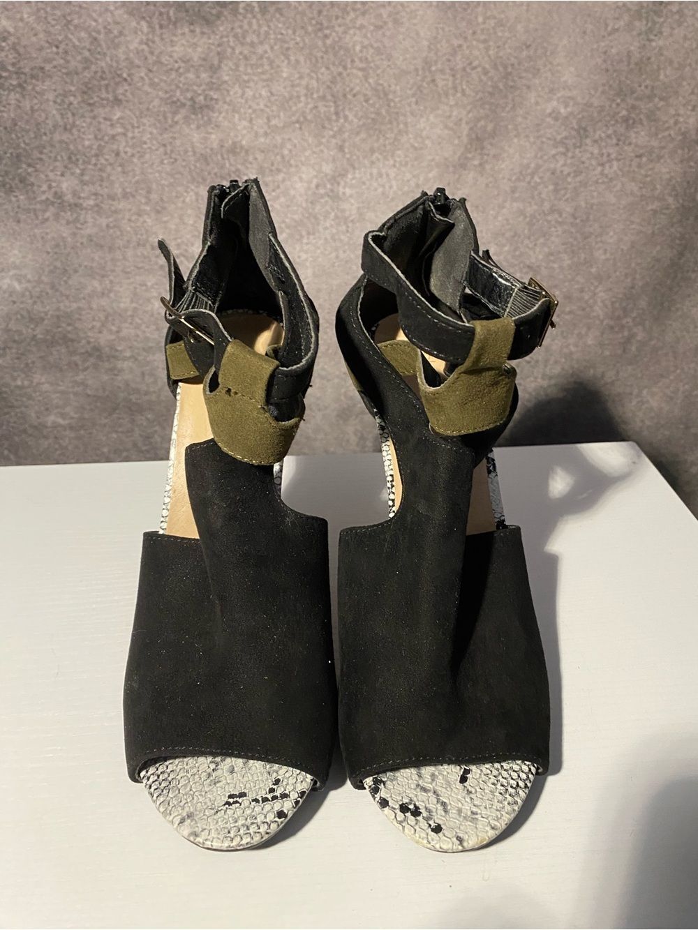 Suri Women’s Size 8 Peep Toe Stiletto Heels Black Olive Green Strap Snakeskin